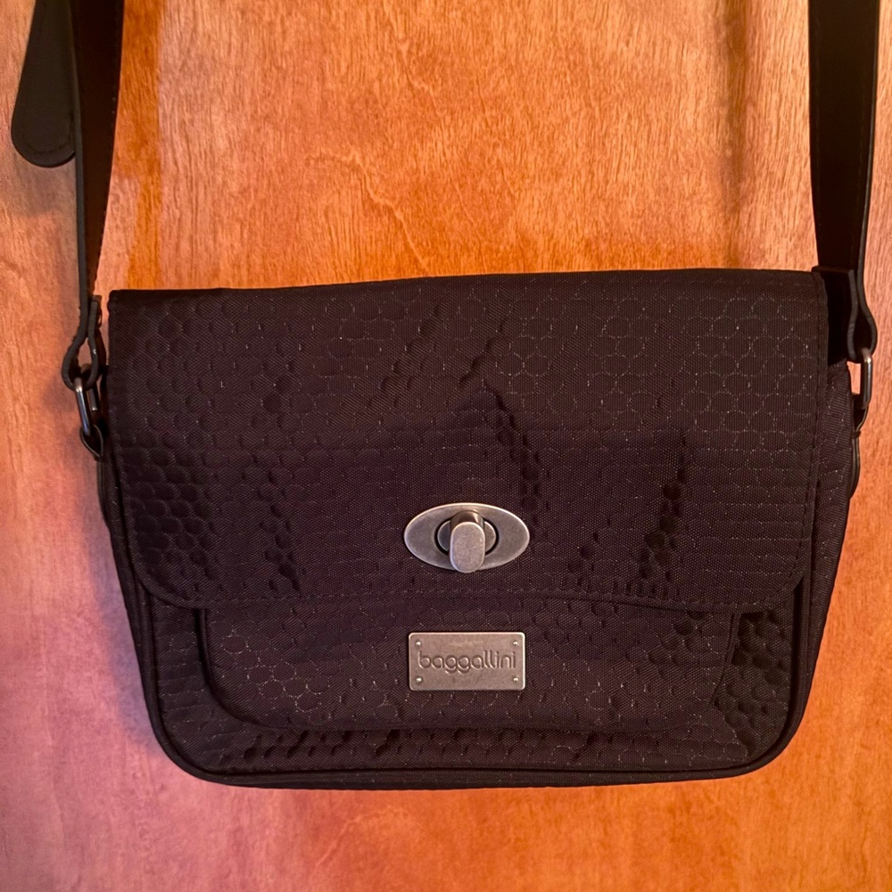 Baggallini black small crossbody bag purse